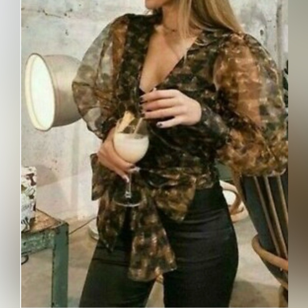Elegant organza blouse with bow detail. 🐎 pattern